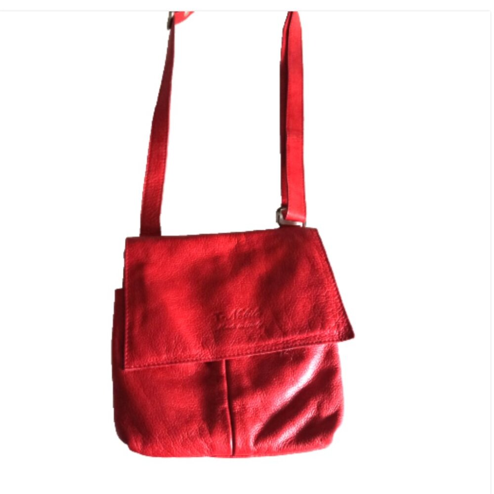 T-Nobile Made in Italy soft leather crossbody purse in vibrant red. - Picture 4 of 14